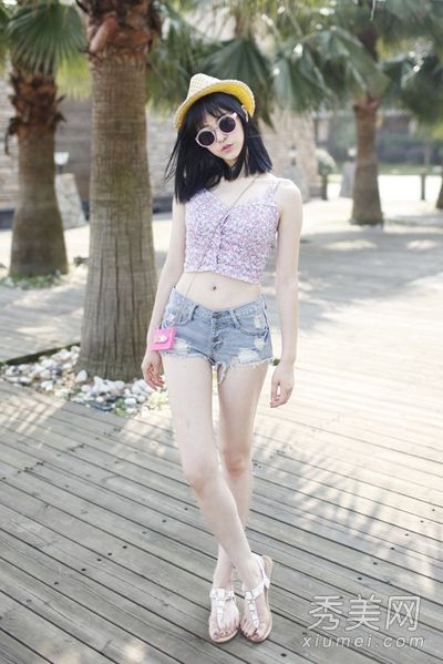 腰部背心+高腰短裤显示出苗条、身高和腿部长度