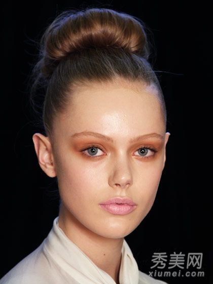 2011秋冬化妆品的主要眼影和唇妆是焦点。