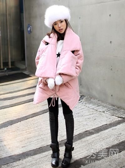 这个矮个子男人在冬天穿n种合身的衣服时非常高。