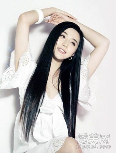 范冰冰、杨蜜和刘诗诗女演员都有可爱的直发。
