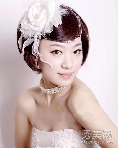 选择浪漫的新娘发型图片，为你的婚礼做准备。