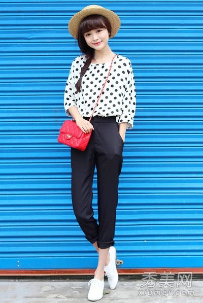 波浪点外套搭配裙子和裤子，年轻漂亮