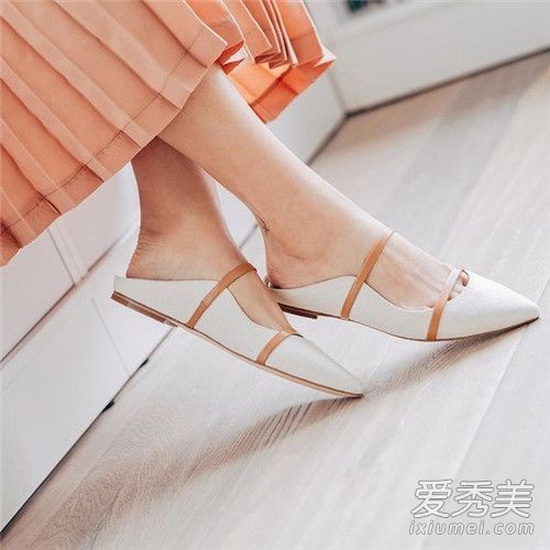 你想买大的还是小的尖头鞋?这是适合选择的尺寸。