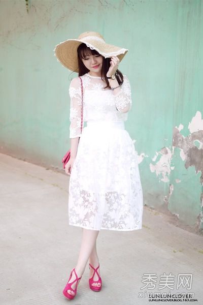 草帽+裙子旅行如此时尚不怕晒