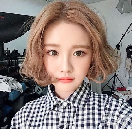 2016年下半年流行的发型被总结为短发和中长发,分别引领潮流。