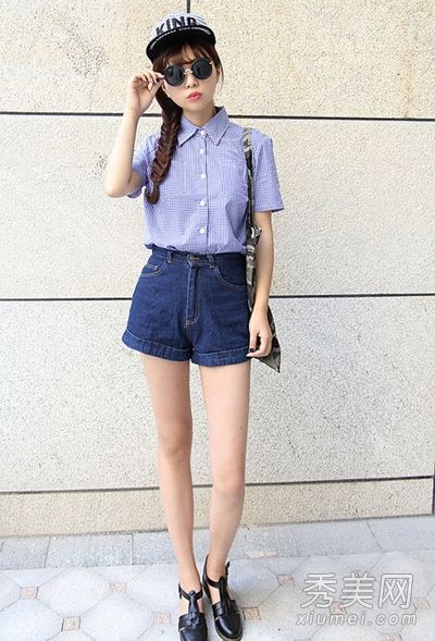牛仔短裤和衬衫面对炎热的天气说不
