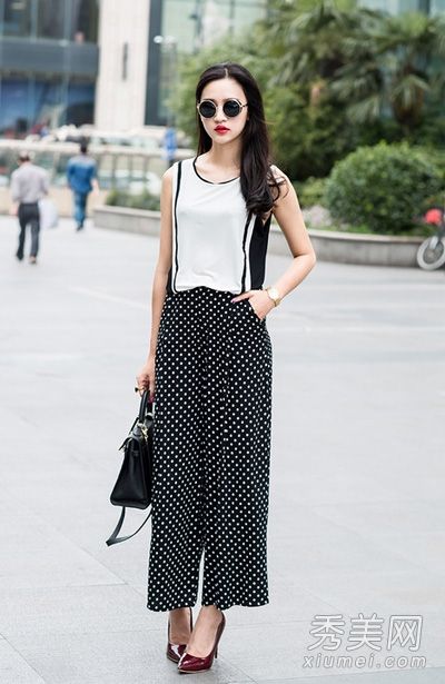 夏季无袖上衣配长裤的酷派风格