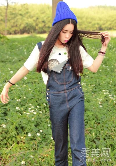 带孔和背带的百搭牛仔裤有自己的优势。