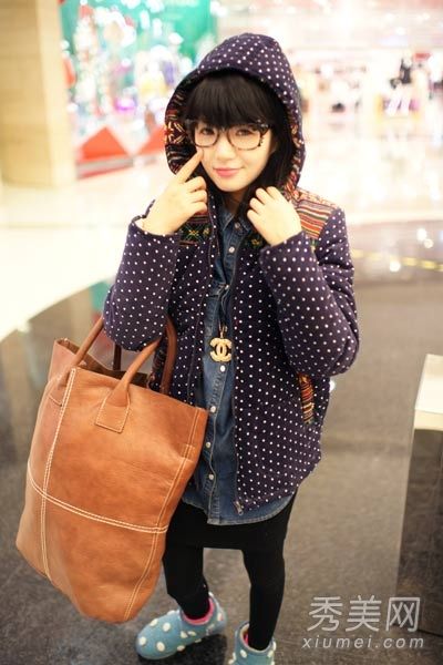 在一年中最冷的日子穿棉袄保暖。它很时尚，不会臃肿。