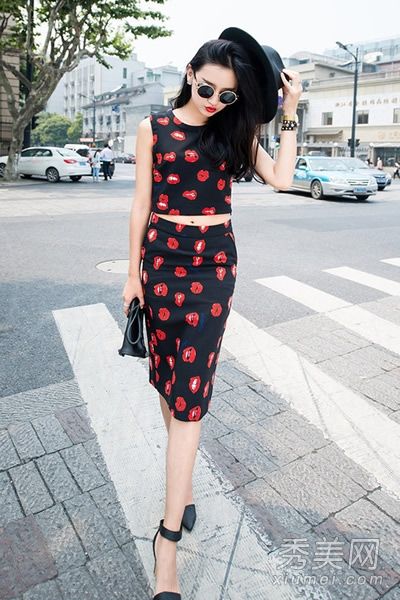 夏天，最好穿印有印花的裙子来吸引阳光。