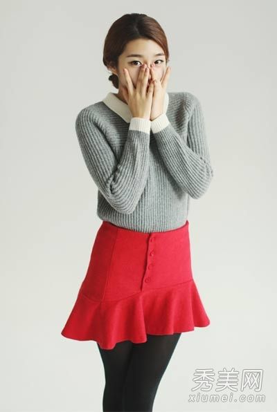冬装的魅力与毛衣和短裙相匹配，既时尚又美观。