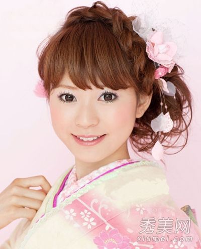 日本和服和漂亮女孩的发型显示出经典和温柔的味道。