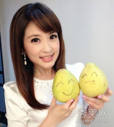 台灣37歲的女主播直發像女孩一樣純淨。