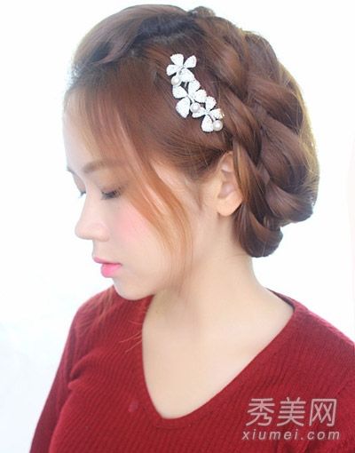 为美丽的女孩编辑和头发的过程是说明,编辑和头发是非常有吸引力的。