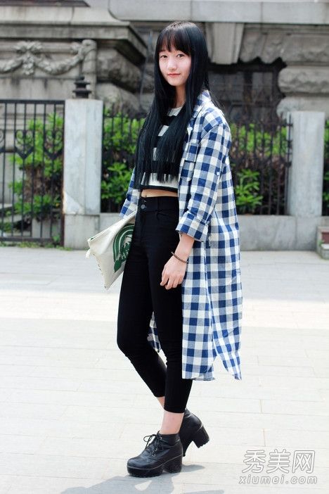 时尚的韩国长款衬衫可以开成风衣纽扣,用作裙子。