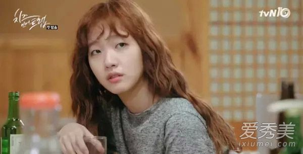 韩国电视里还有其他带火的发型吗?《奶酪陷阱》的女主持人刘海浩抓起镜子