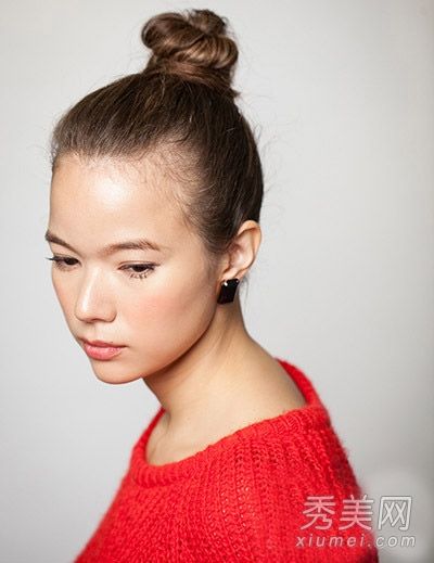 一种实用的丸红头边针织长发领结图