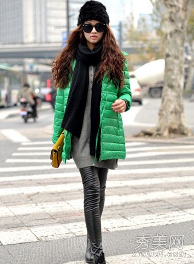 羽绒服+细腿裤在寒冷的冬天保持温暖和苗条。