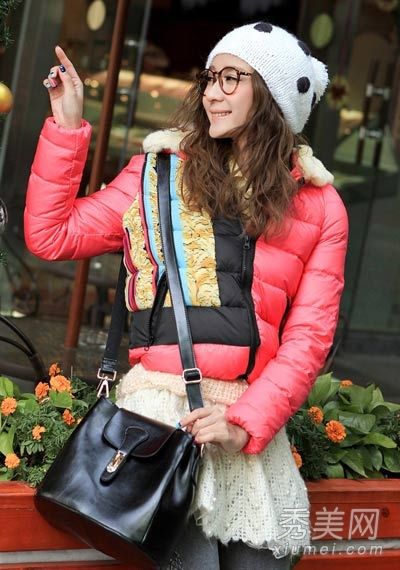 羽绒服搭配细腿裤在冬天也需要线条感。