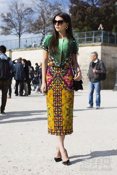 时髦的印花连衣裙在夏天穿得很漂亮。