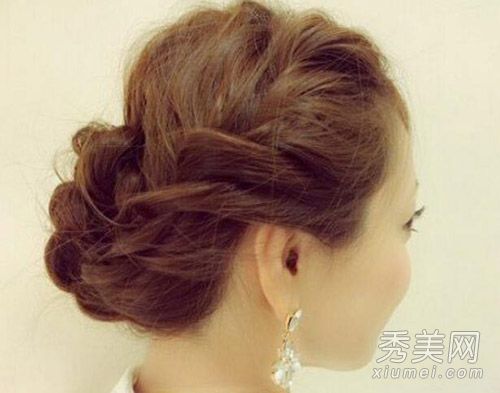 长卷发和卷发的方法说明女孩必须在秋冬季学习