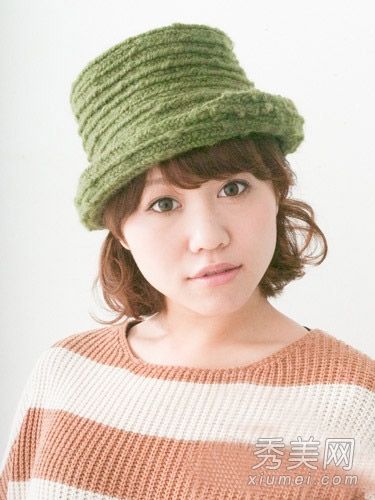 在冬天，短发以完美的方式与帽子搭配。
