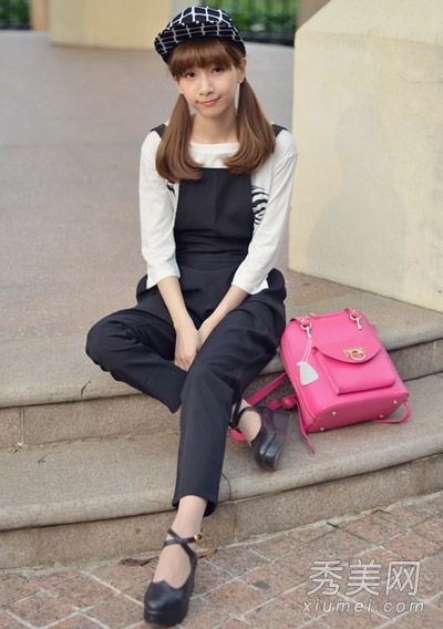 完全相配的黑色连衣裙不会错