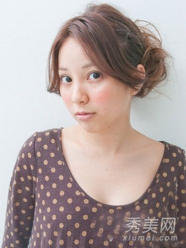 如何在花玉米头的两边扎漂亮的辫子