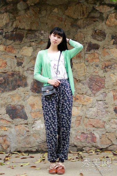 百搭显瘦哈兰裤时尚可爱,配有印花