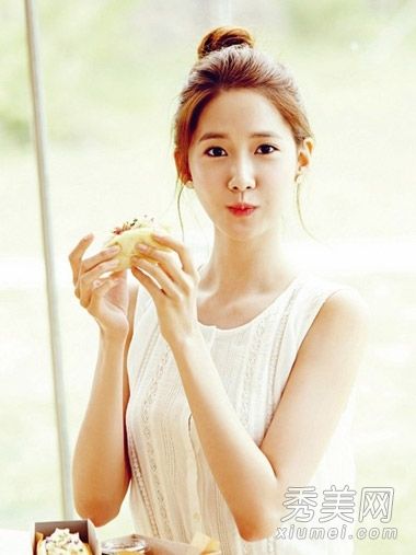 如何在没有刘海的情况下打结和梳理球？尤纳亲自演示了这一点。