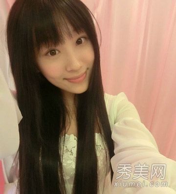 深圳大学校花李璐雅有最新的漂亮照片。她的长发纯净甜美。