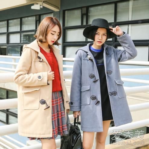 永别了，又圆又胖的地球！学生派对上相配的牛角扣大衣的照片。