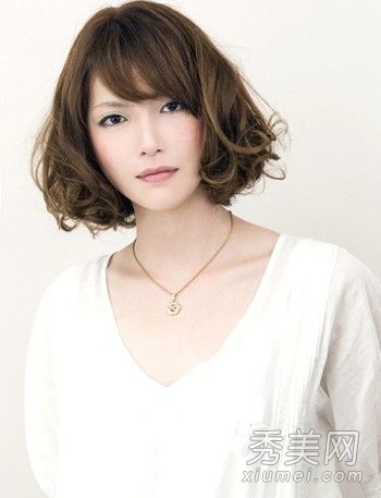 5种迷人的中长发风格,增强工作场所的亲和力