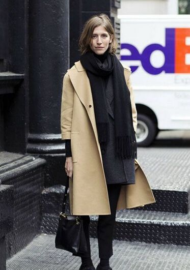 驼色外套带什么颜色围巾好看的彩色外套带示范