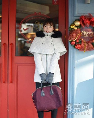 穿上这样的夹克和绑腿，妞妞看起来更苗条了。