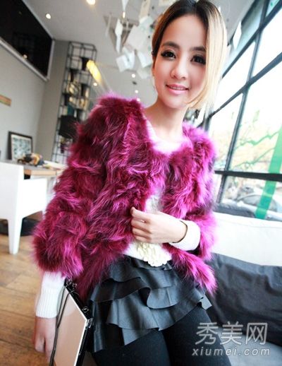 最重要的是混合搭配皮草外套的气质,佩戴光环。