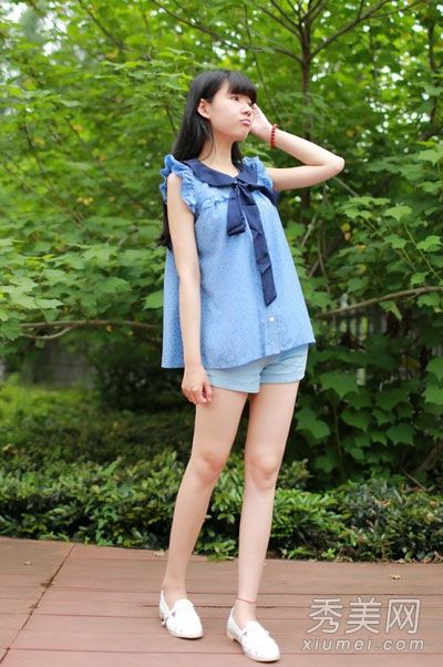 穿短身材的洋娃娃衬衫和短裤来展示长腿。