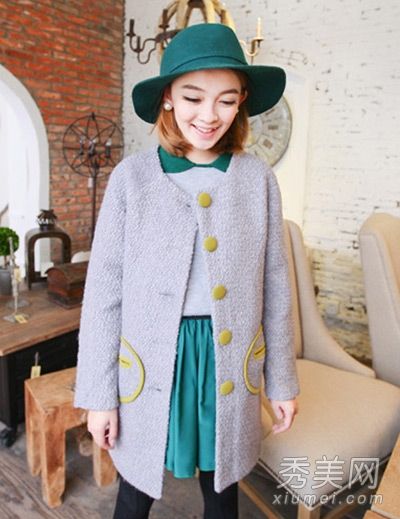 破旧的呢子外套，巧妙搭配短裙，甜美可爱。