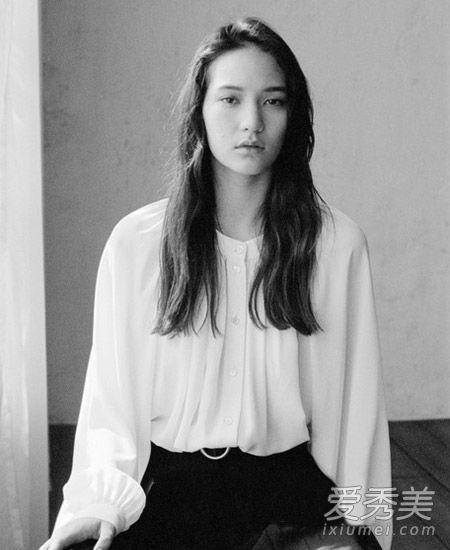 日本新偶像松冈莫娜的私人照片都是发型大师。