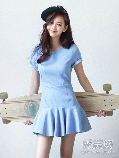 新的夏装不仅纯洁而且漂亮。