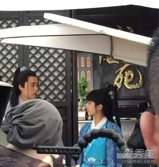 赵和显然看起来很漂亮,但他们都被刘海拉了下来。