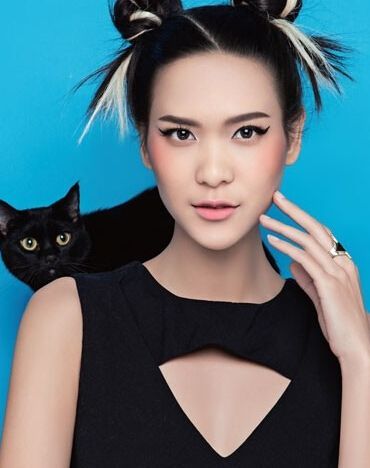 简单的化妆技巧会像猫一样吸引神秘而又充满活力的眼睛。
