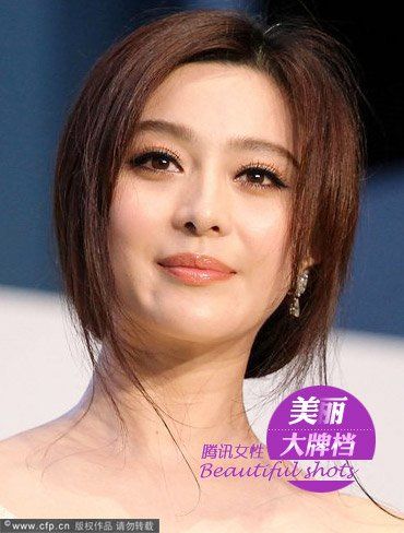中国女演员在东京电影节上争取镜子、化妆品、绿色毯子