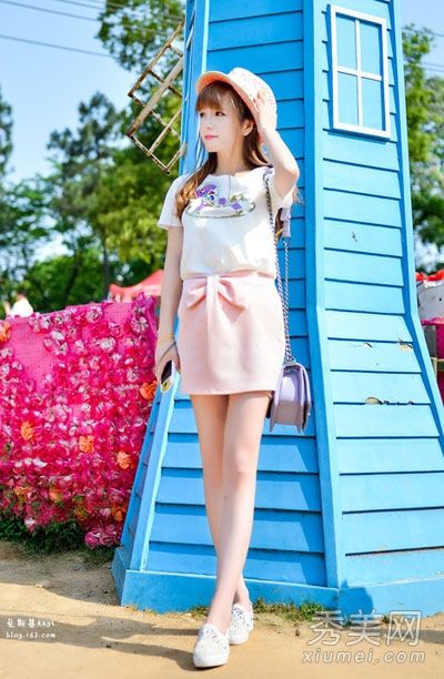 帽子在炎热的阳光下和夏天的衣服下更漂亮。