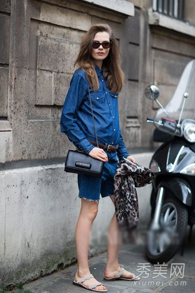 帅气的牛仔衬衫配裤子和裙子干练的御街范