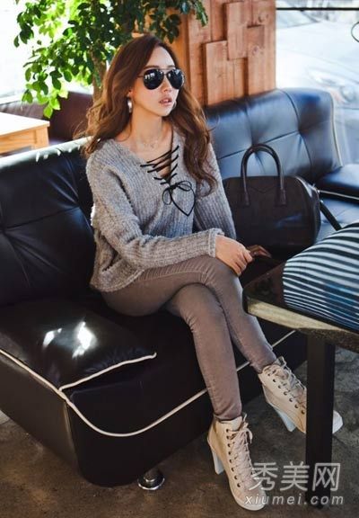 穿紧身裤的毛衣是出门穿外套最时尚的方式。