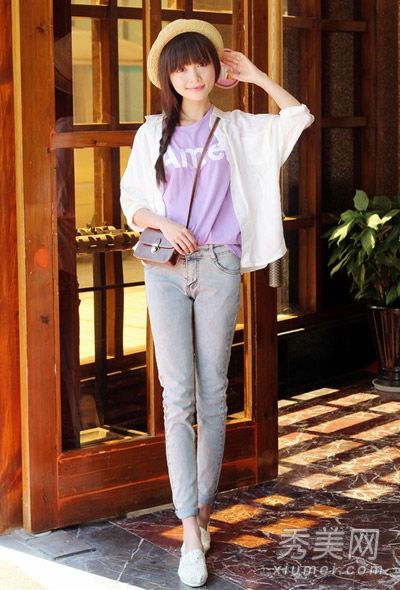 裤腿卷起时,时髦的裤子更有品味。