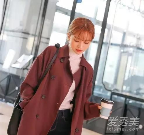 谁说高领衬衬衫土！与外套搭配时会有很多火花。