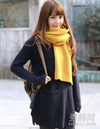 今年冬天的时尚趋势是毛线裙配细腿裤很薄。