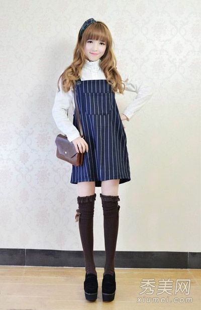 初夏短袜和过膝短袜混搭成为日本女孩